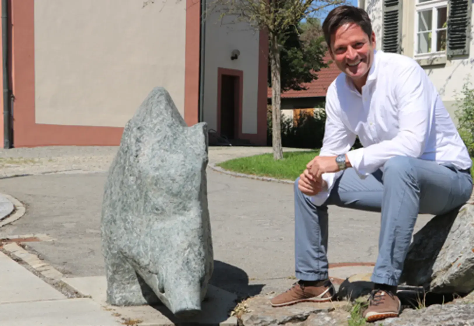 Bürgermeister Roland Haug am "Eber-Brunnen"